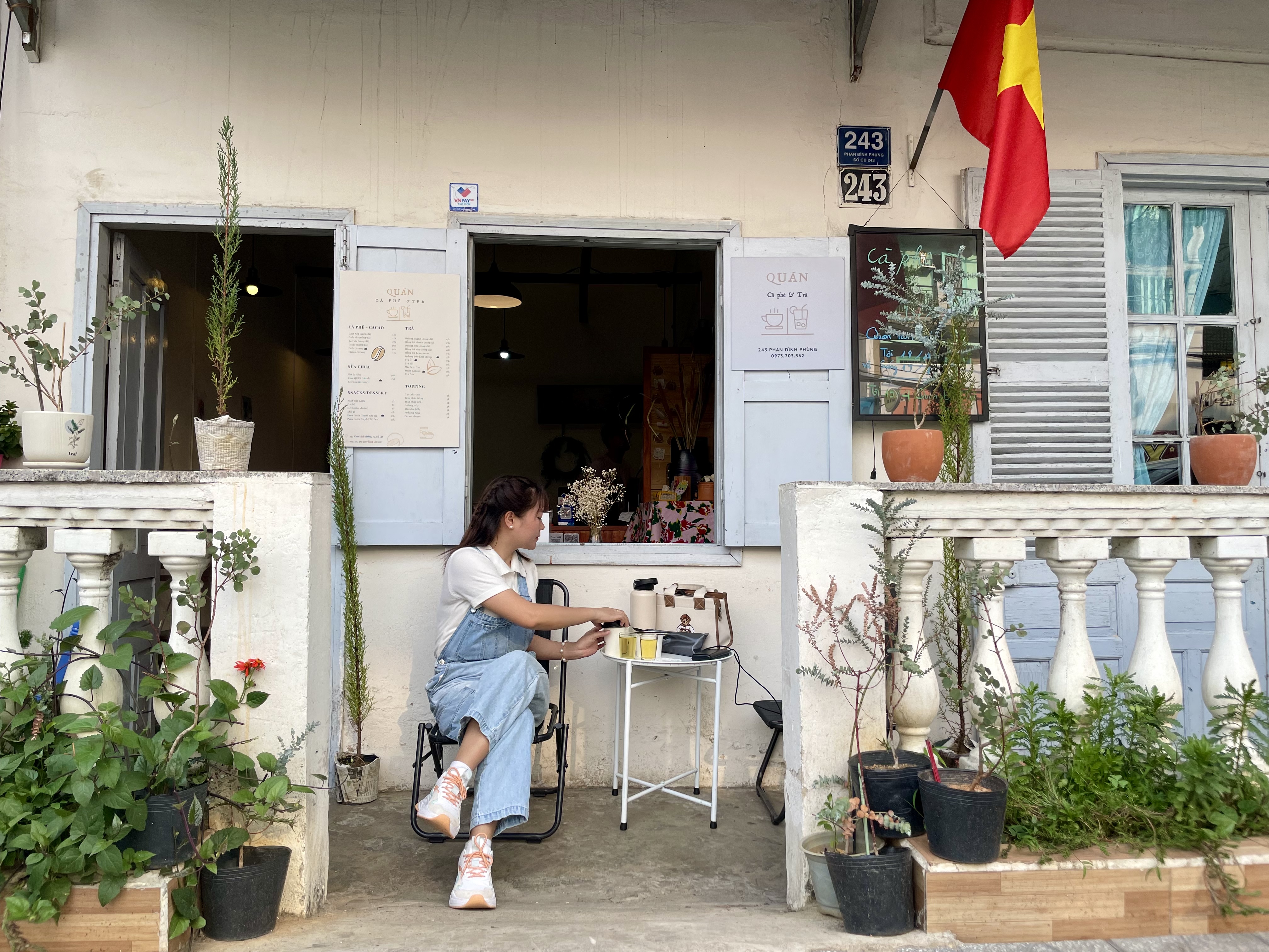 Một góc quầy pha chế với máy espresso và phin cà phê tại QUÁN.