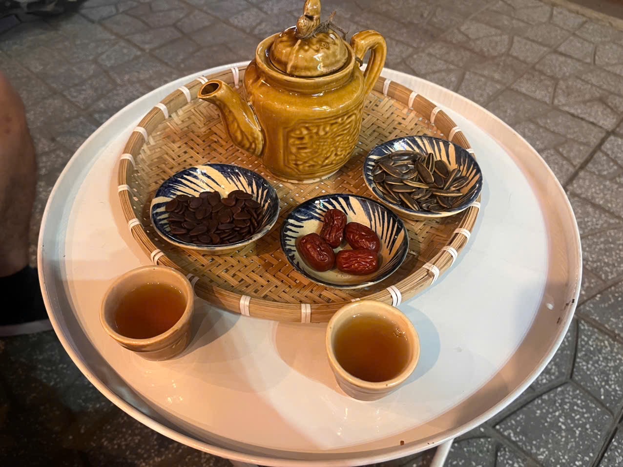 Quầy bar nhỏ với bình đựng hạt cà phê và cân điện tử.
